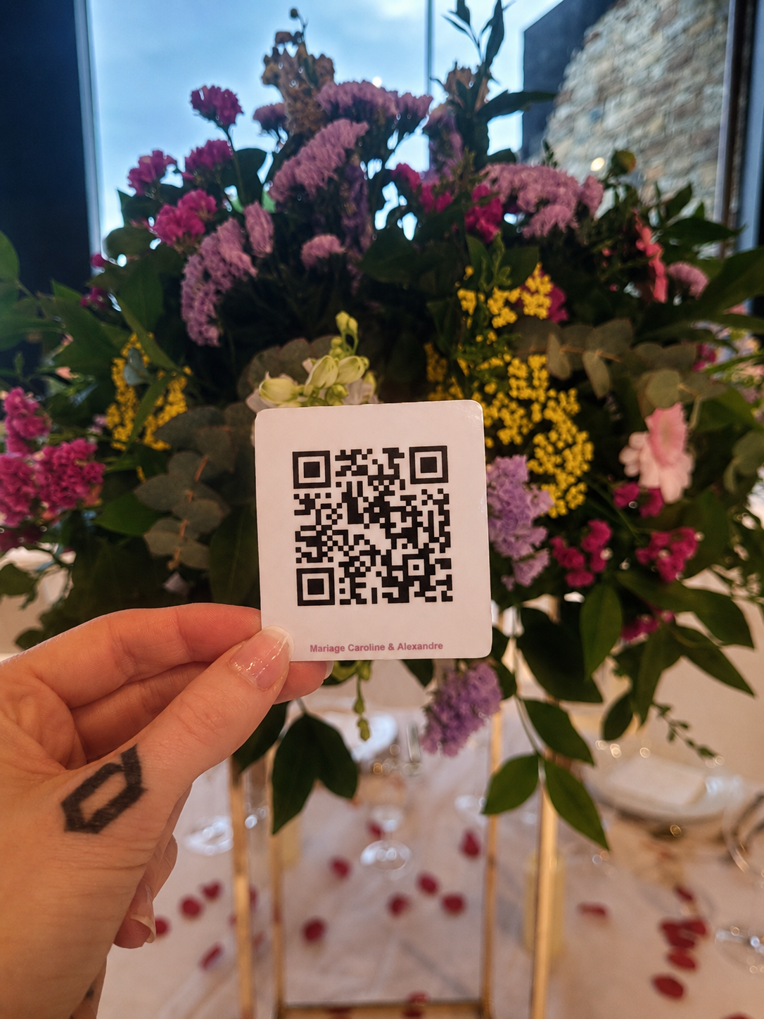 Panneau QR code Photora posé sur une table de mariage