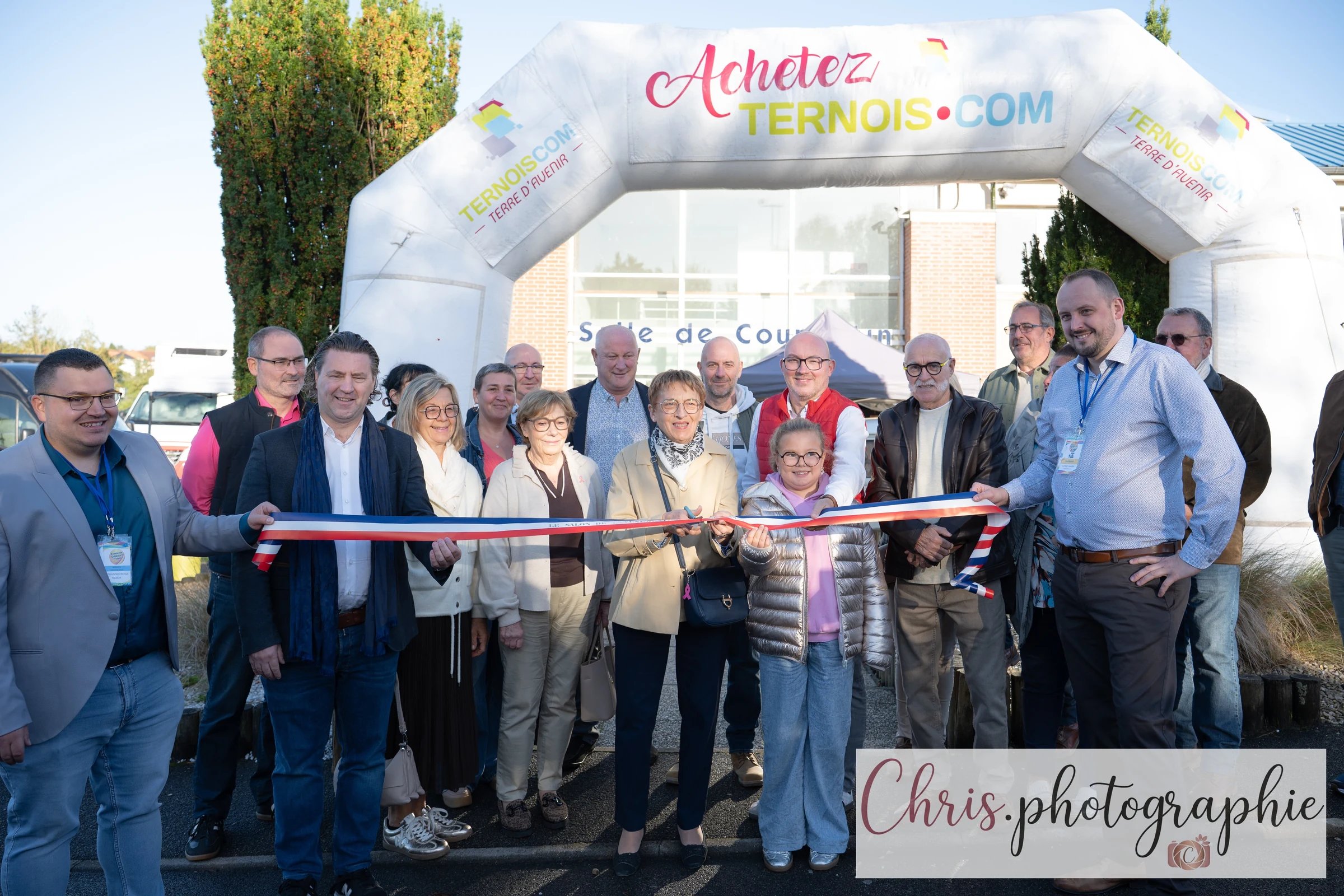 Inauguration du Salon de l'Événementiel du Ternois : organisateurs et élus coupent le ruban tricolore devant l'arche gonflable Ternoiscom